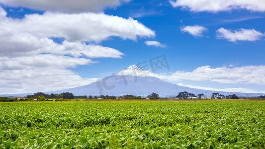 云层覆盖的塔拉纳基火山，新西兰