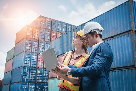 业务团队集装箱货物运输控制检查装卸码头和管理港口船厂的进出口货运。