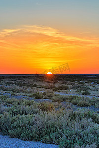 柯柯盐湖摄影照片_在盐湖Chott el Djerid，撒哈拉沙漠，图的美好的日落