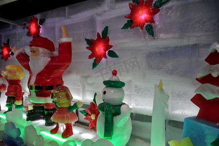 韩国雪博物馆的雪人和圣诞老人​​叔叔