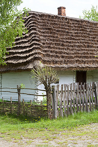 茅草瓦摄影照片_波兰科尔布佐瓦露天博物馆中古老的传统木制波兰小屋