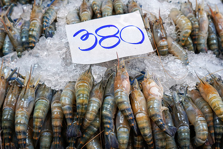 河虾在市场上