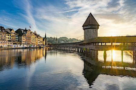 瑞士卢塞恩摄影照片_卢塞恩市中心的全景与著名的教堂桥和卢塞恩湖 (Vierwaldstatersee)，瑞士卢塞恩州