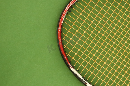 在绿色操场法院的网球拍。
