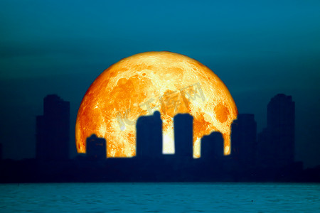 城市夜空中的血月背影建筑