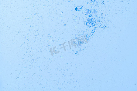 浅蓝白色背景摄影照片_浅蓝色气泡和水白色背景
