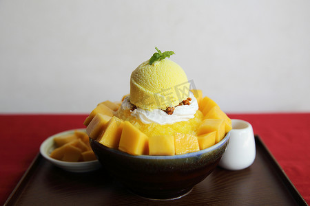 新鲜芒果刨冰甜点