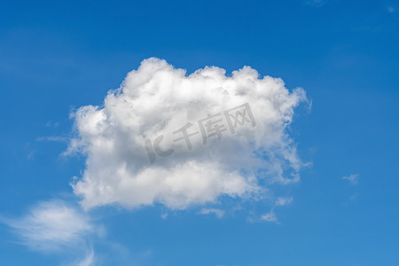 一朵云摄影照片_蓝天上的一朵云。