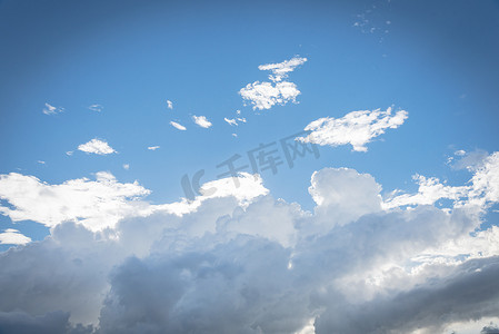 黑大气背景摄影照片_复杂恶劣天气概念的白云、灰云和黑云的混合