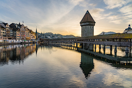 卢塞恩市中心的全景与著名的教堂桥和卢塞恩湖 (Vierwaldstatersee)，瑞士卢塞恩州