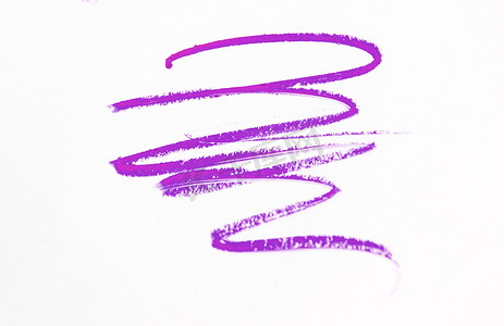 蓝色、淡紫色线条、中风、白色背景中突显的飞溅化妆品铅笔、美容和化妆概念
