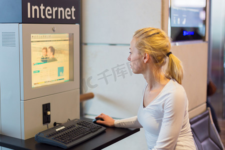 机场的女性公共互联网接入点。