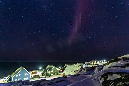 北极哨所摄影照片_北极极夜笼罩着色彩缤纷的因纽特人房屋和小北方