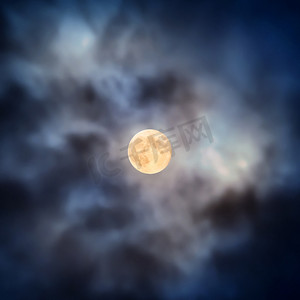 黄色月光摄影照片_满月夜景透过移动的云层