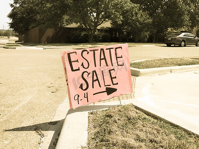 达拉斯附近郊区的红色房地产销售标志，时间范围为上午 9 点至下午 4 点