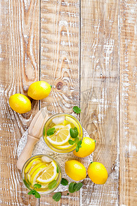 夏季柑橘柠檬水饮料，含新鲜柠檬和薄荷