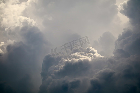 风暴剪影堆云太阳光线在灰色天空景观乌云