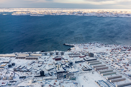 从空中俯瞰格陵兰首都的峡湾和雪街