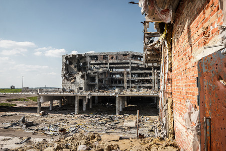 顿涅茨克摄影照片_顿涅茨克机​​场废墟广角视图