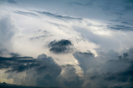 太阳光线摄影照片_风暴剪影堆云太阳光线在灰色 skycape 黑云