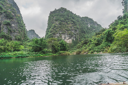 越南宁平地区风景秀丽的山湖