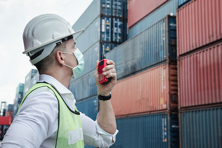 运输行业的集装箱物流航运管理，运输工程师通过对讲机控制集装箱船厂的工人。