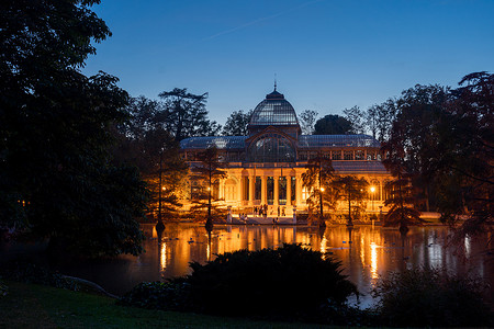 西班牙马德里 Retiro 公园水晶宫或 Palacio de cristal 的夜景。