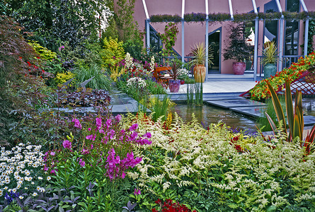 色彩缤纷的露台花园，配有水景、露台和休息区