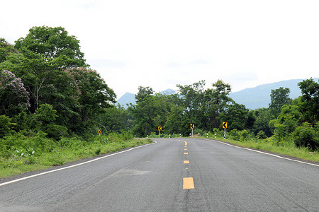 泰国左侧的道路、街道、大道车行道、乡村道路和曲线交通标志