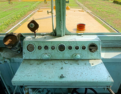 司机室摄影照片_旧柴油火车的司机室
