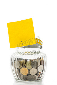 玻璃瓶中的硬币，白纸空白纸，白色背景文字，未来储蓄概念