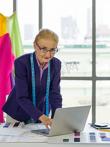 一位高级设计师使用她的膝上型计算机来研究现代设计的信息。