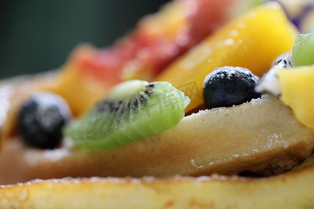 甜点烤华夫饼配水果猕猴桃葡萄浆果和香草 ic