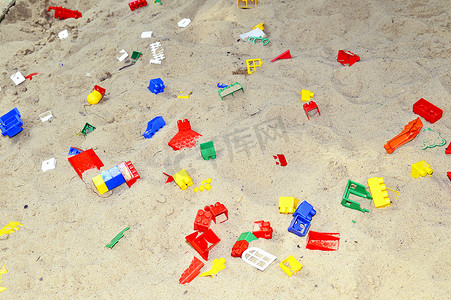 小汽车玩具摄影照片_玩具散落的儿童沙盘
