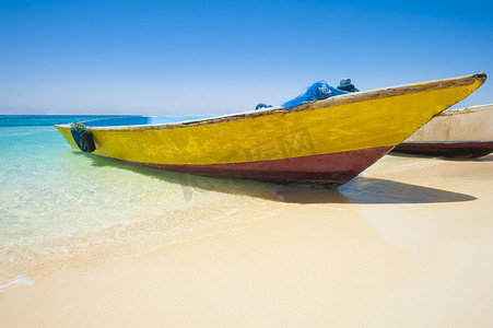 在一个热带海滩的传统木小船