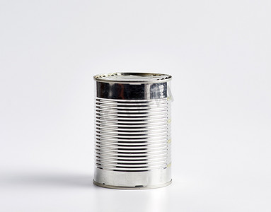 白色背景中用于食品保鲜的硬铁罐