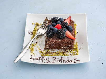 巧克力蛋糕上拼写的生日快乐
