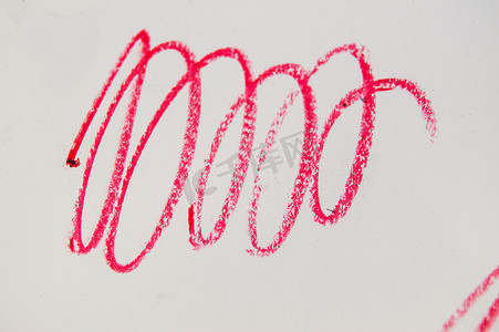 红线底线摄影照片_红线，中风，飞溅化妆铅笔，在白色背景上