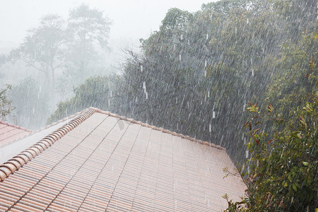 从屋顶瓦片或二楼的自然景观下大雨