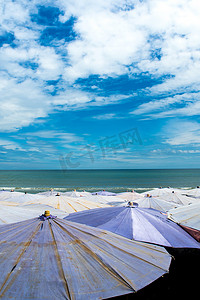 Cha-Am 海滩上挤满了大伞
