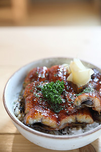 日本食品鳗鱼盖饭，木 b 上日本米饭上的烤鳗鱼