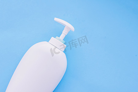 空白标签化妆品容器瓶作为蓝色背景上的产品模型