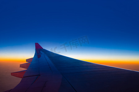 从 35,000 英尺高度的飞机窗口看到的日落天空。