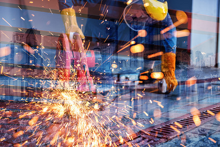 工匠焊接的双重曝光是在城市背景下切割钢架，安全防护设备中的焊工在施工现场做金属制品。