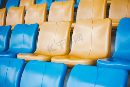 看台上成排的塑料座椅，体育场内的椅子，sitti
