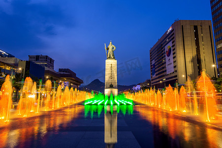 光化门摄影照片_光化门广场色彩精美的喷泉，市中心有李舜臣海军上将雕像。