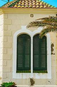 旧欧式建筑上的百叶窗，建筑