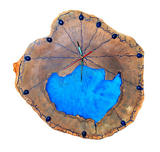 美丽的原始木制挂钟由树根和蓝色环氧树脂制成，隔离在白色背景上。