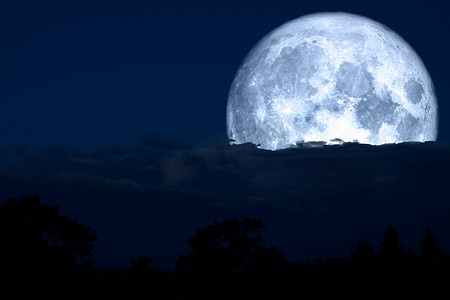 夜晚满月回到轮廓云和山上