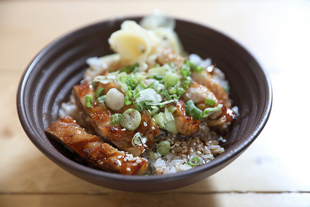 日本食品，木制背景的鸡肉照烧饭